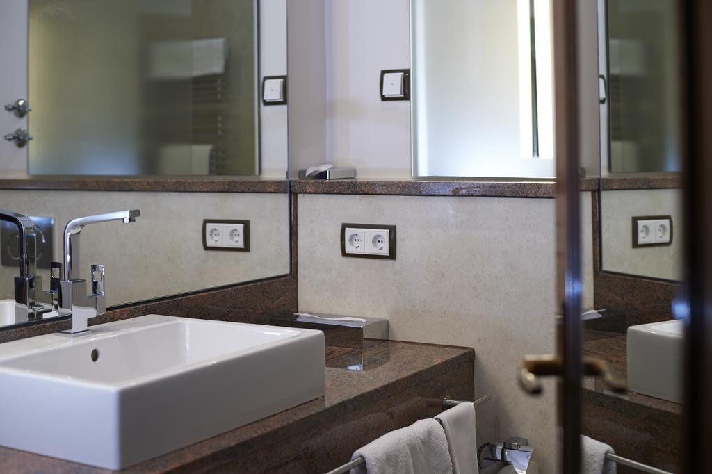 Romantichotel Goldener Karpfen Отель Фульда